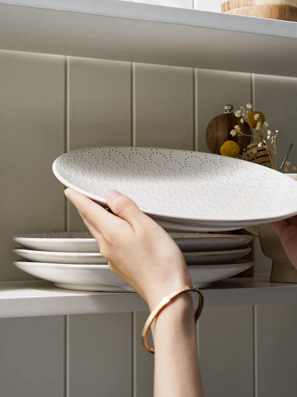 LE TAUCI Ceramic Dinner Plates Set of 4, 10 Inch Large White Plate Set for Kitchen, Microwave & Dishwasher Safe Dinnerware Sets, Scratch Resistant Serving Plates for Steak, Pasta - Embossed, White