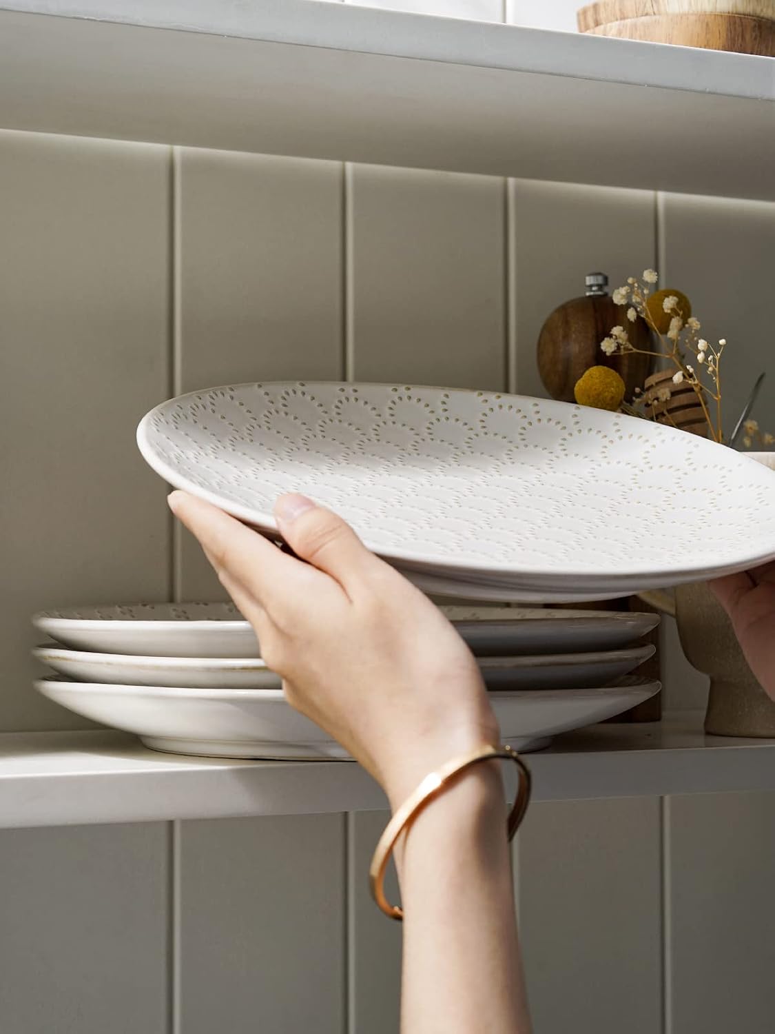 LE TAUCI Ceramic Dinner Plates Set of 4, 10 Inch Large White Plate Set for Kitchen, Microwave & Dishwasher Safe Dinnerware Sets, Scratch Resistant Serving Plates for Steak, Pasta - Embossed, White